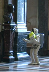 ASIMO pokládá kytici k bustě Karla Čapka